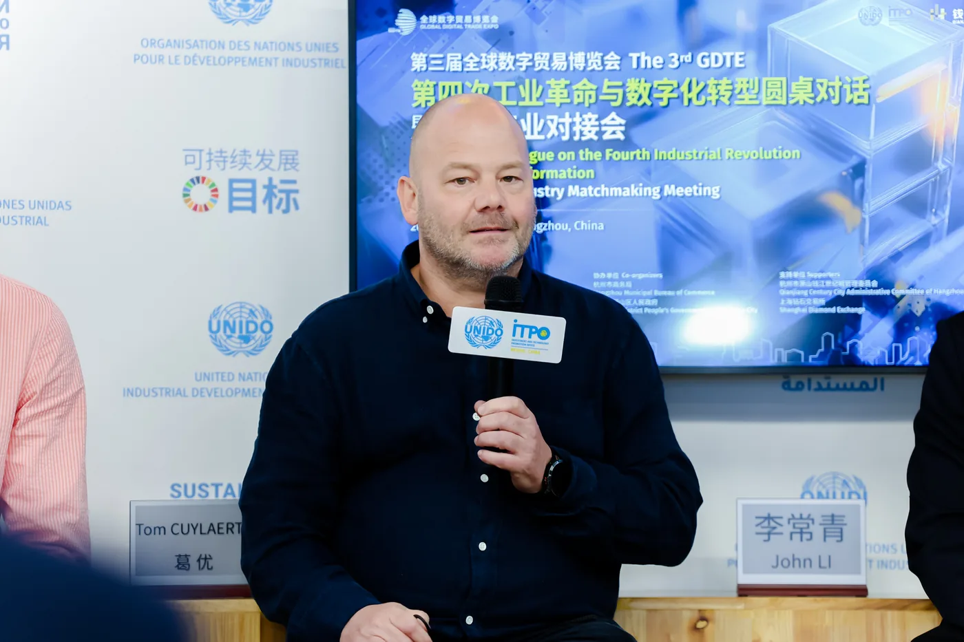 Tom Cuylaerts in een panel over AI in Hangzhou, 2024
